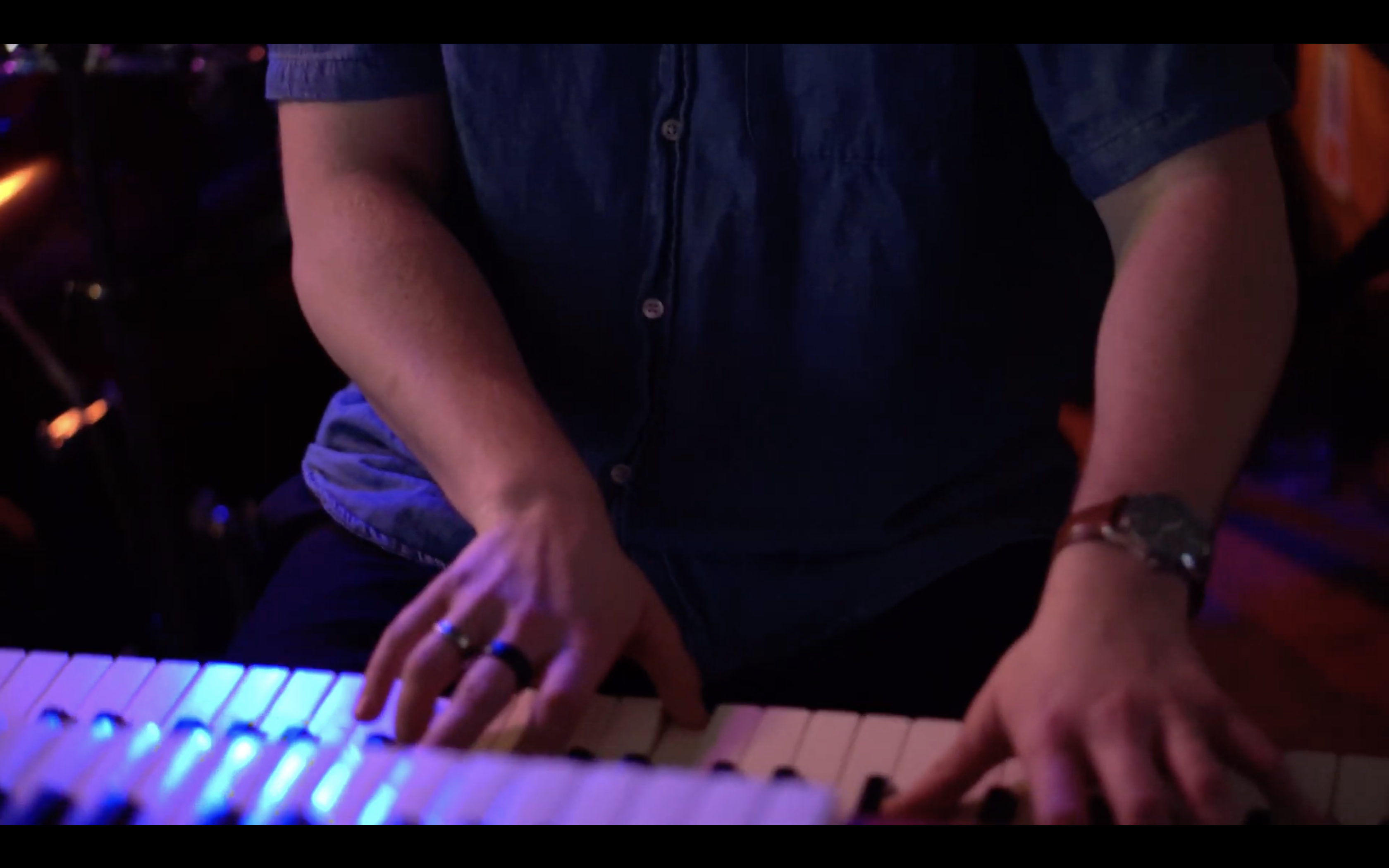 Longneck live — hands on keys close-up