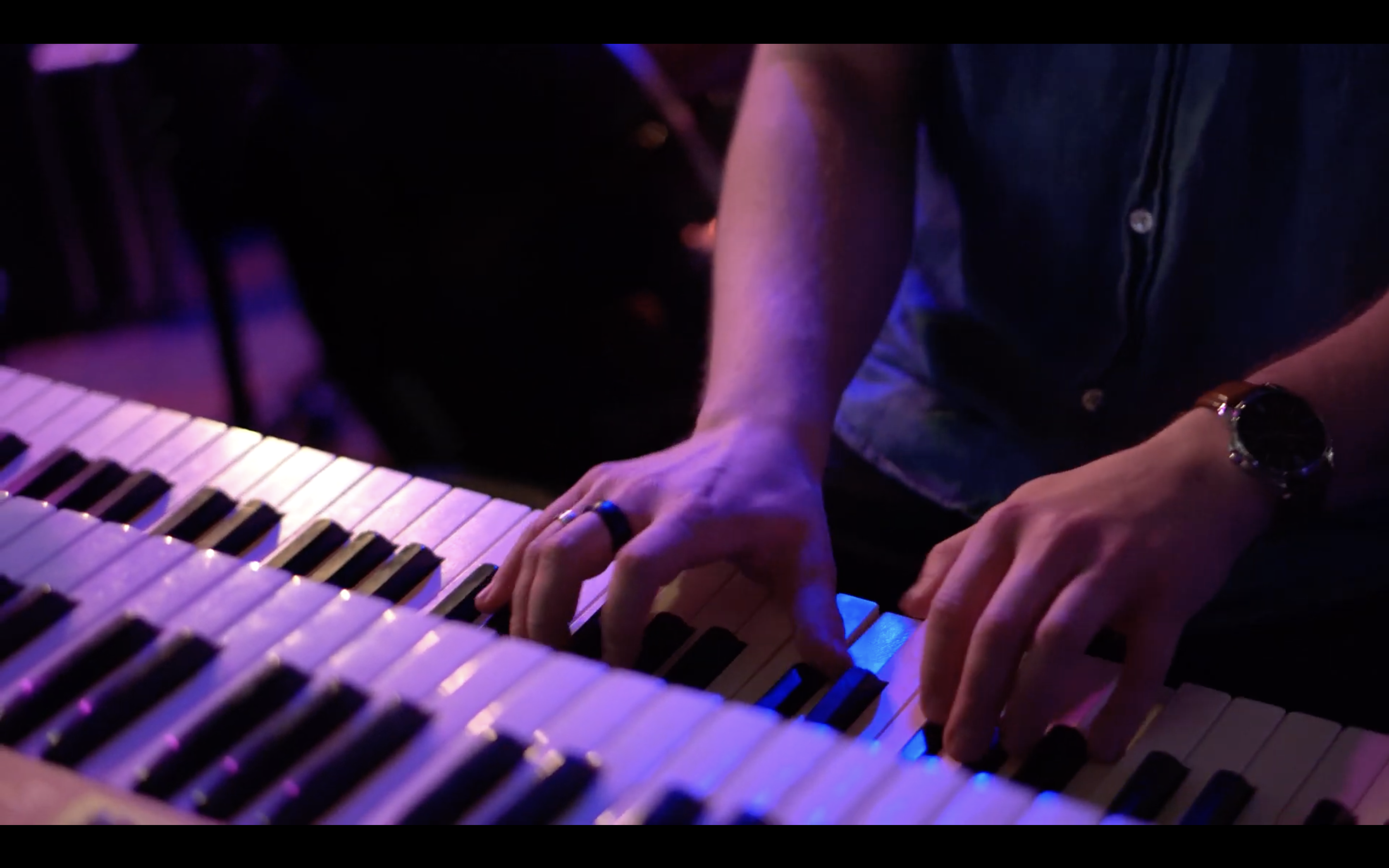 Longneck live — keys angle close-up