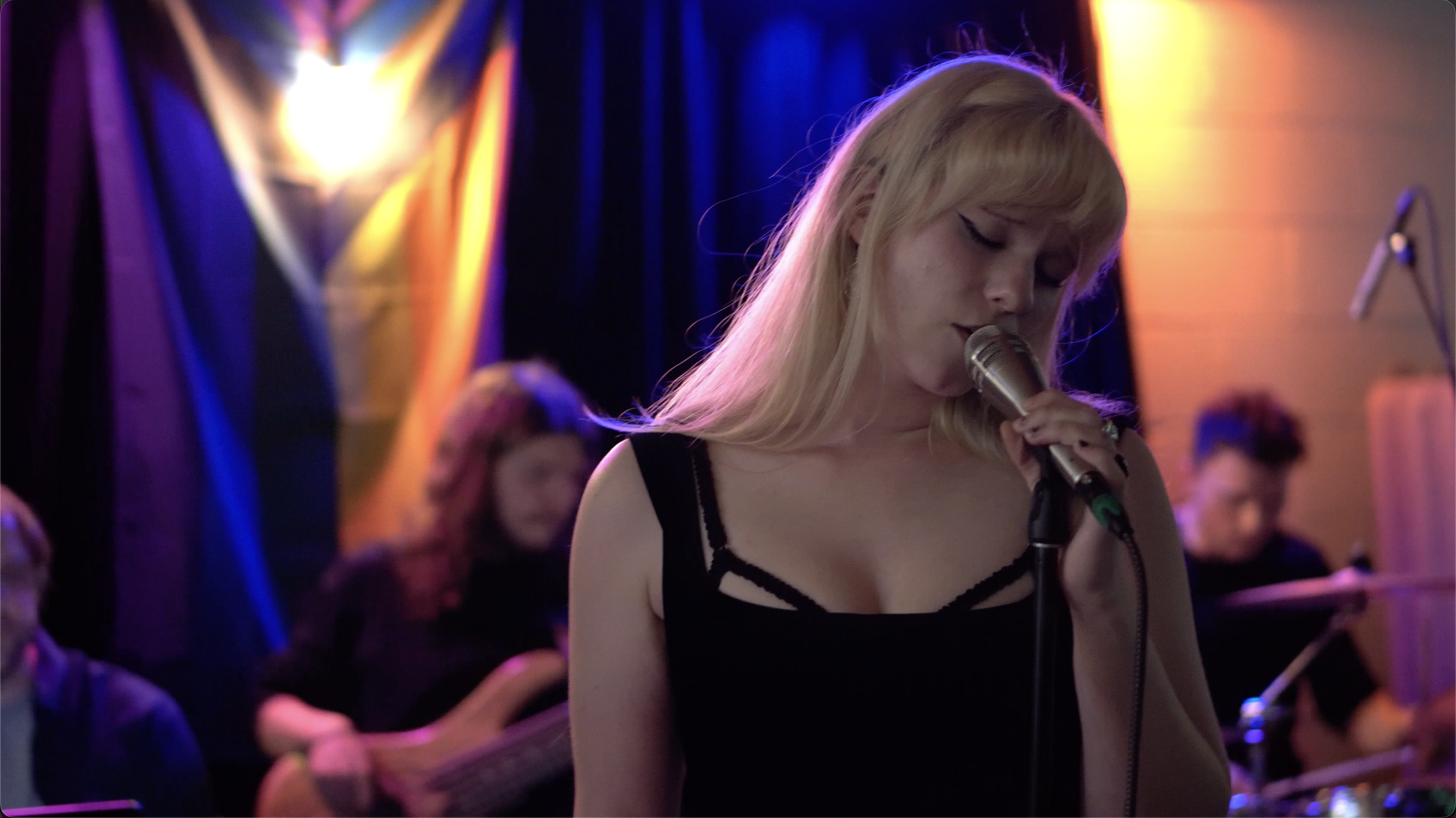 Longneck live — Morgan singing