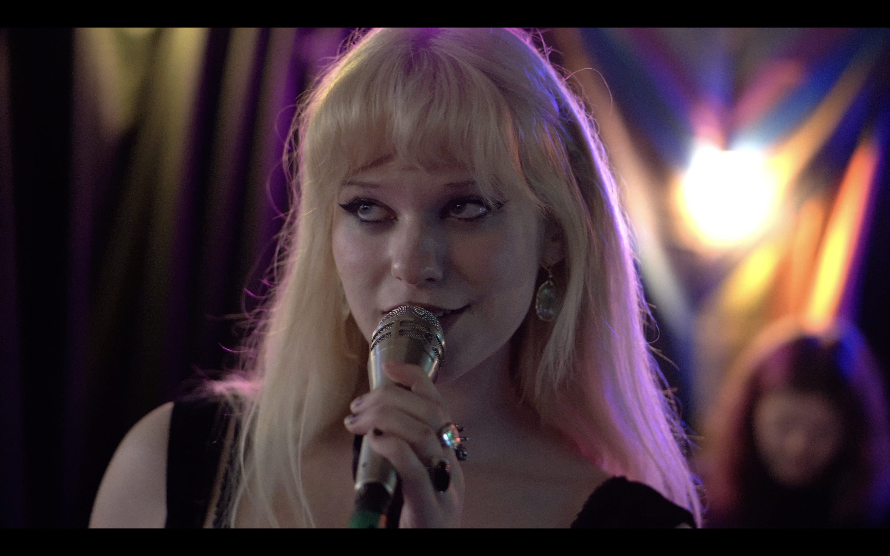 Longneck live — Morgan with warm light