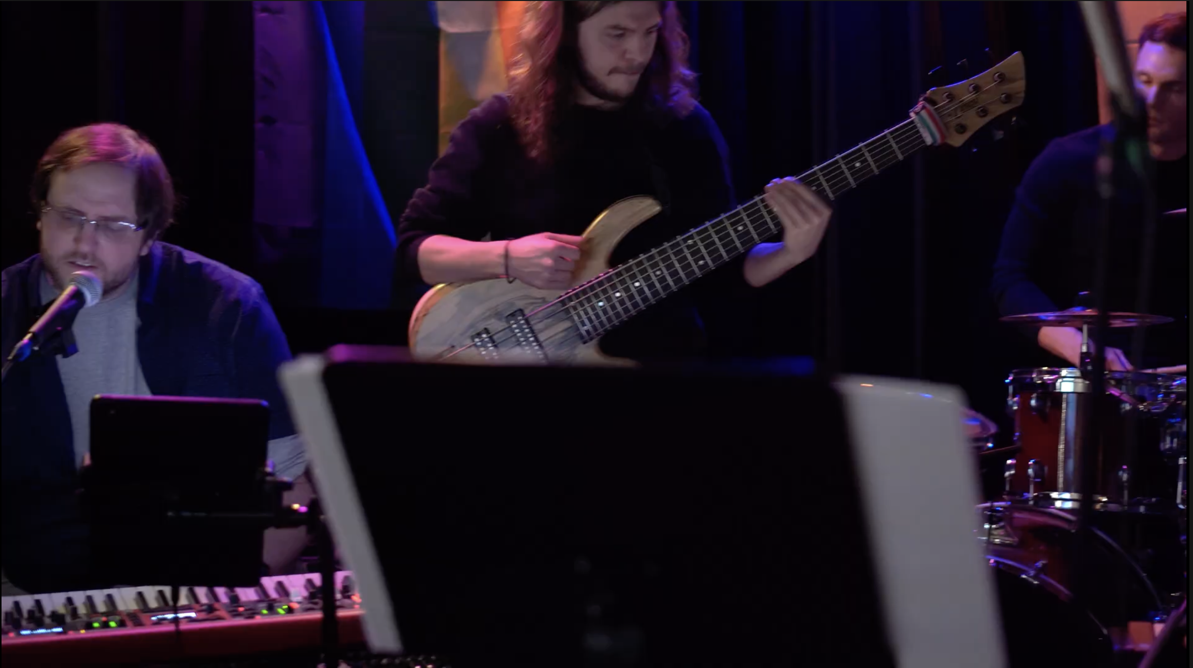 Longneck live — Chris singing with Filippo